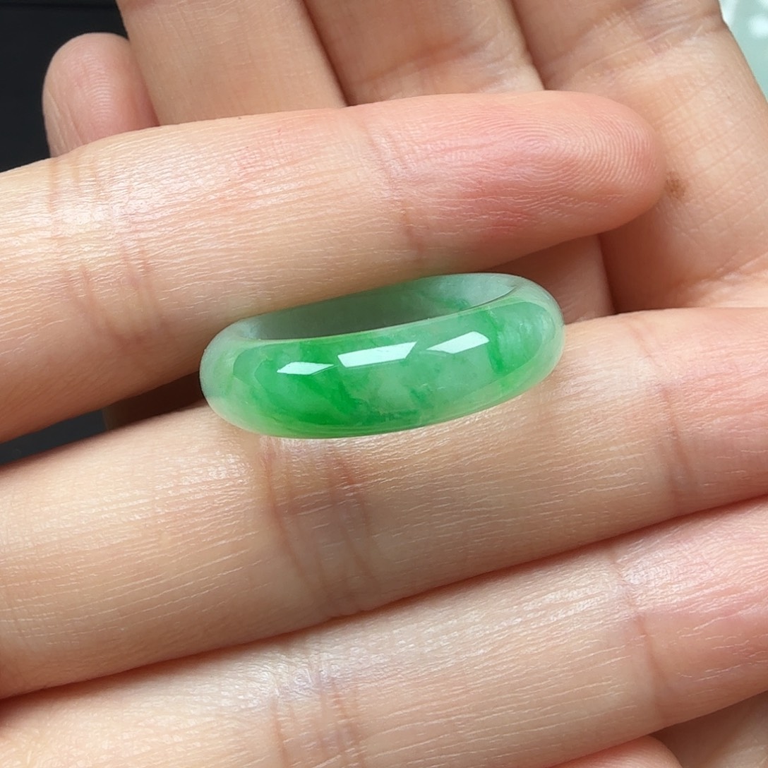 翡翠未镶嵌颈饰戒指