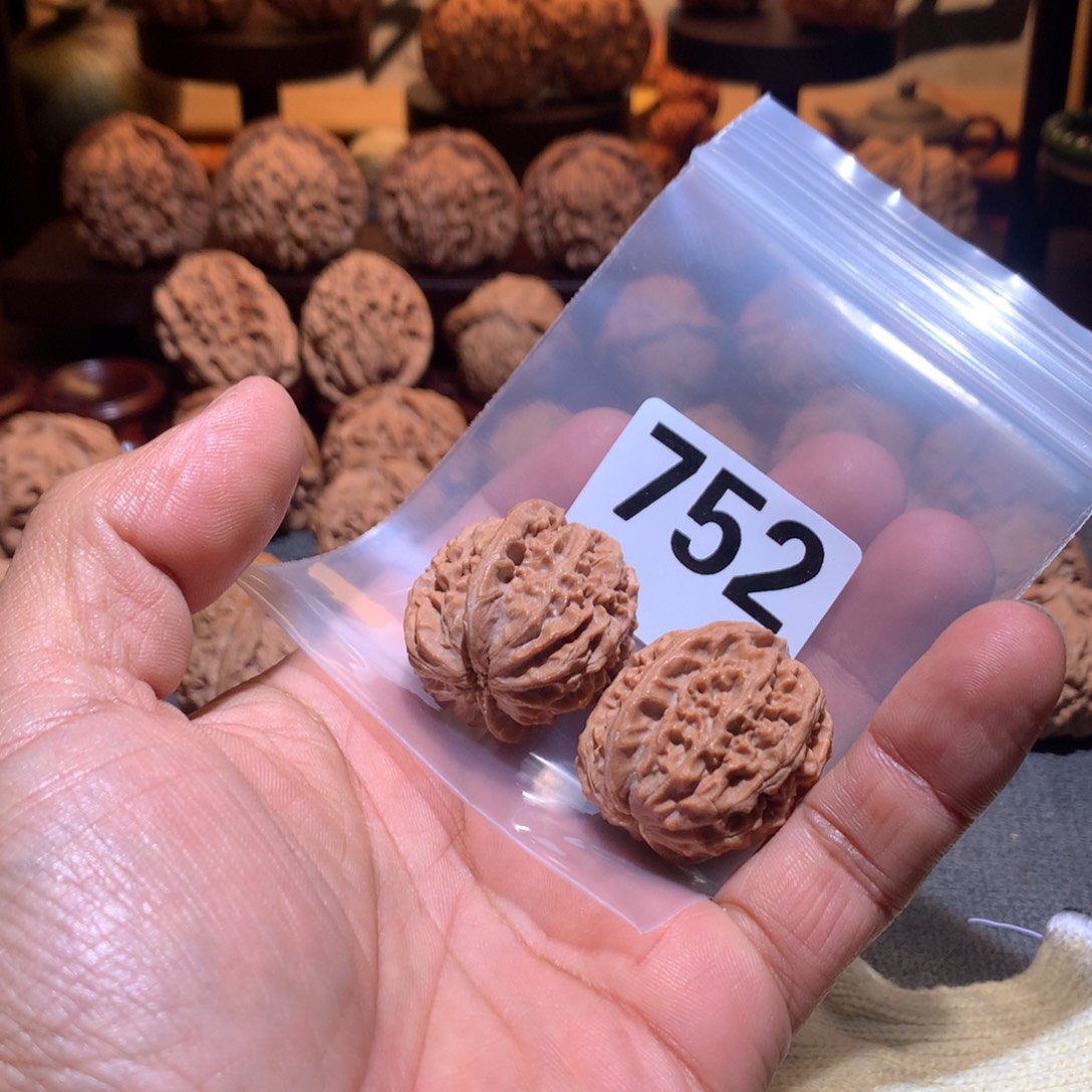 米***源把件桃核野生莲花虫爬瑕疵处理752号