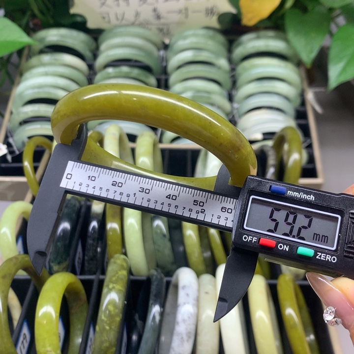 蛇纹石玉未镶嵌手镯195