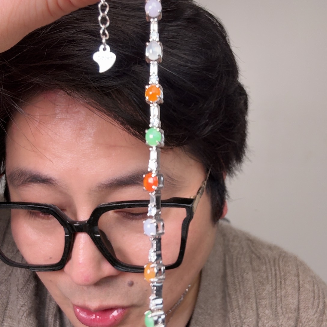 米***化翡翠未镶嵌颈饰一件