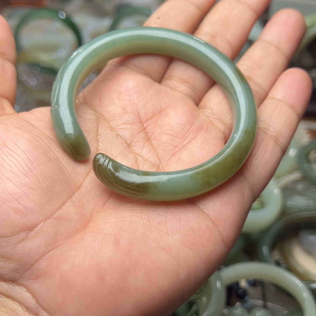 和田玉未镶嵌手镯