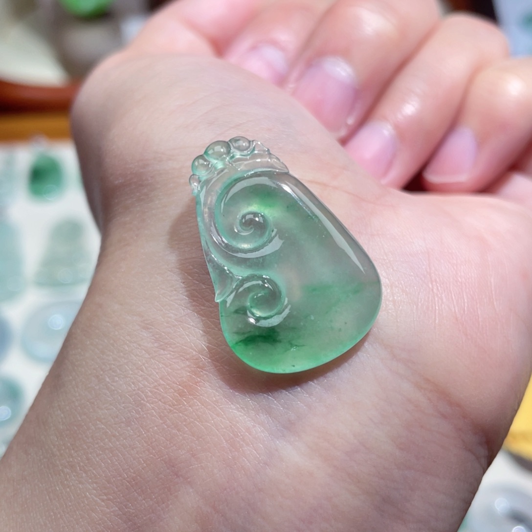 翡翠未镶嵌颈饰如意