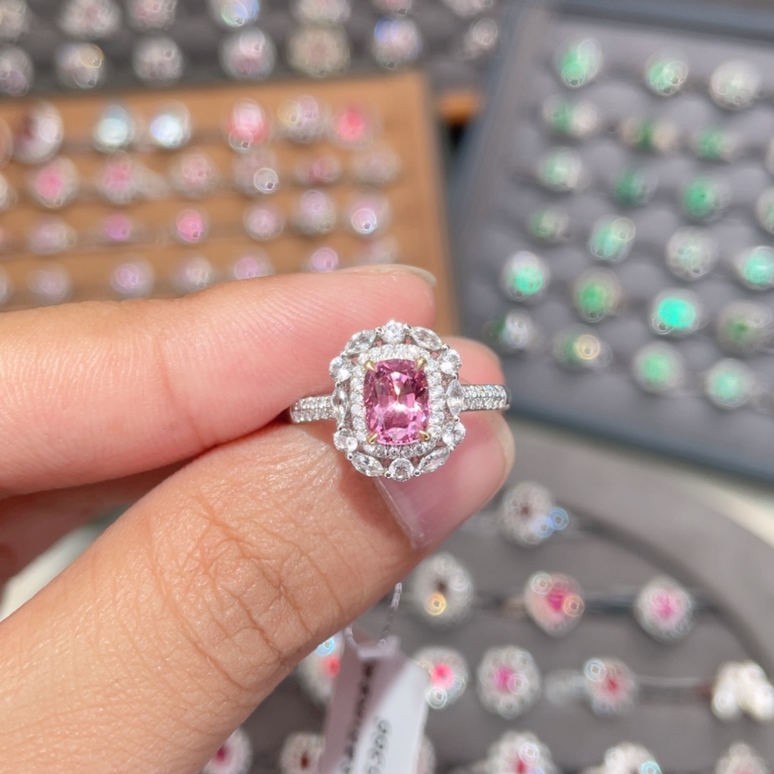 尖晶石戒指18K金镶嵌1.1ct 