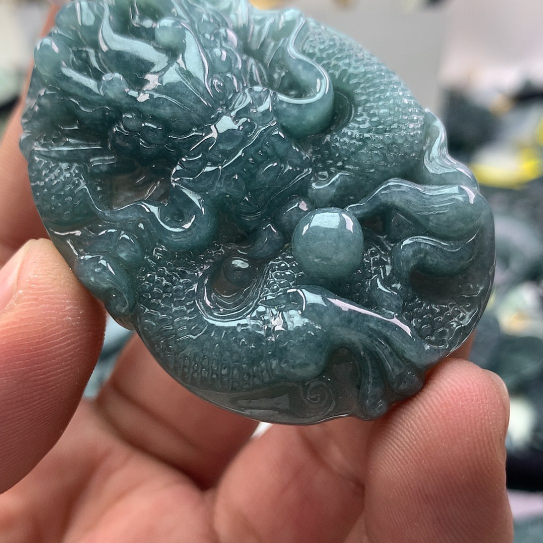 翡翠未镶嵌颈饰龙牌