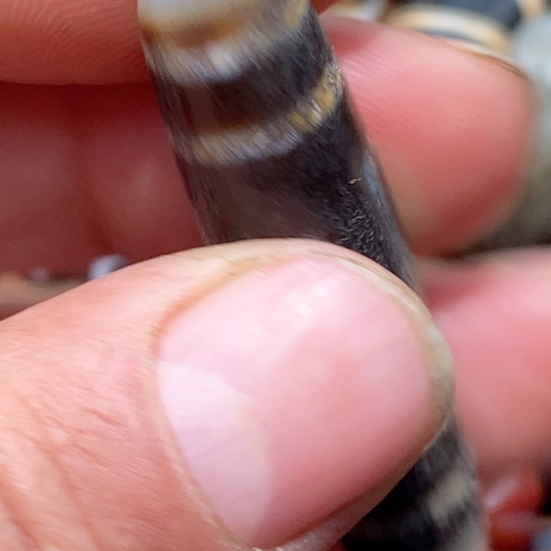 未镶嵌珠子的颜色是玛瑙/玉髓