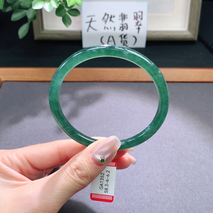 翡翠手镯未镶嵌因***你天然翡翠手镯