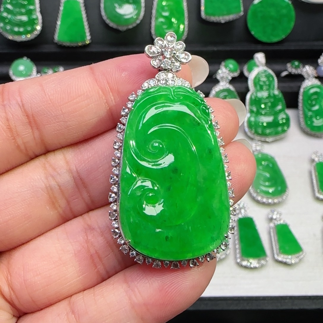 翡翠18K金镶嵌颈饰吊坠