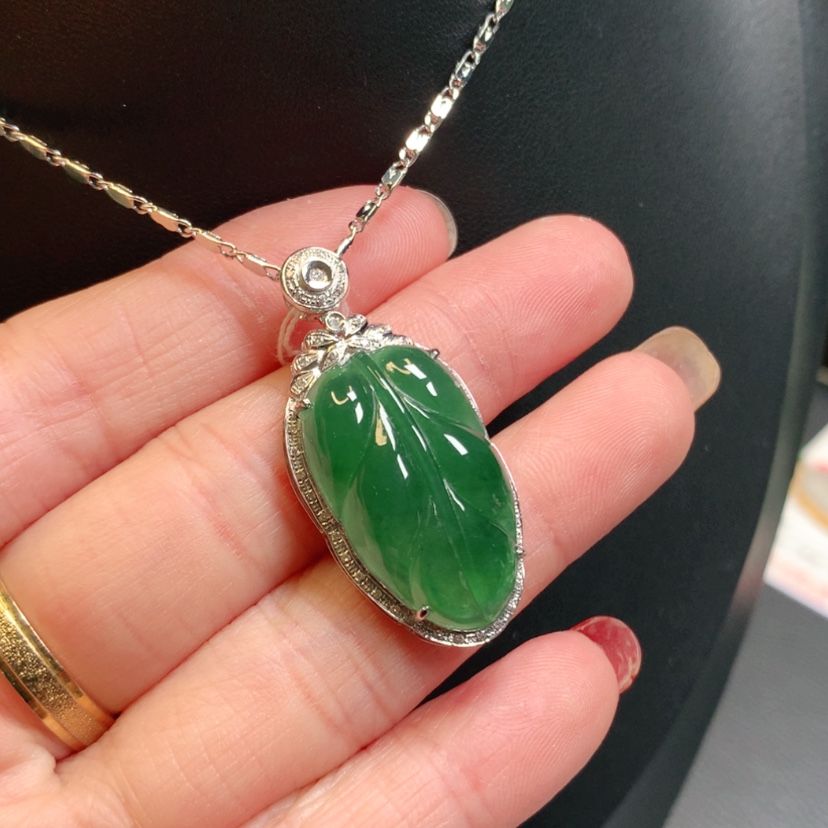 【闪购商品】翡翠吊坠(赠链)18K金镶嵌