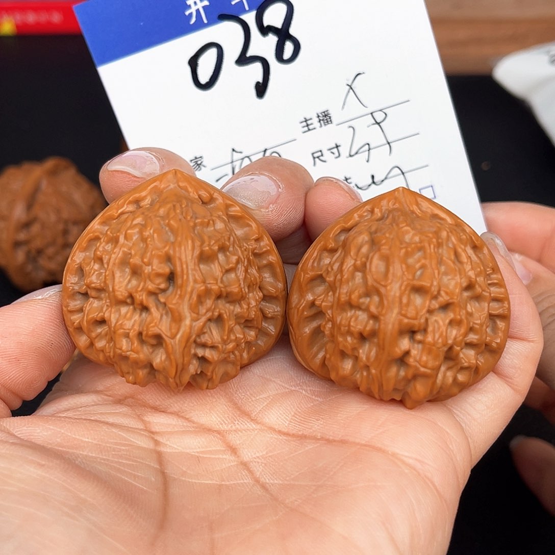 文玩核桃吊坠三角白39尺。 038