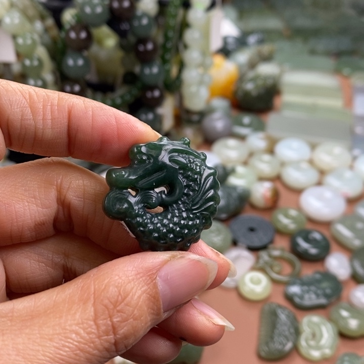 和田玉未镶嵌颈饰予