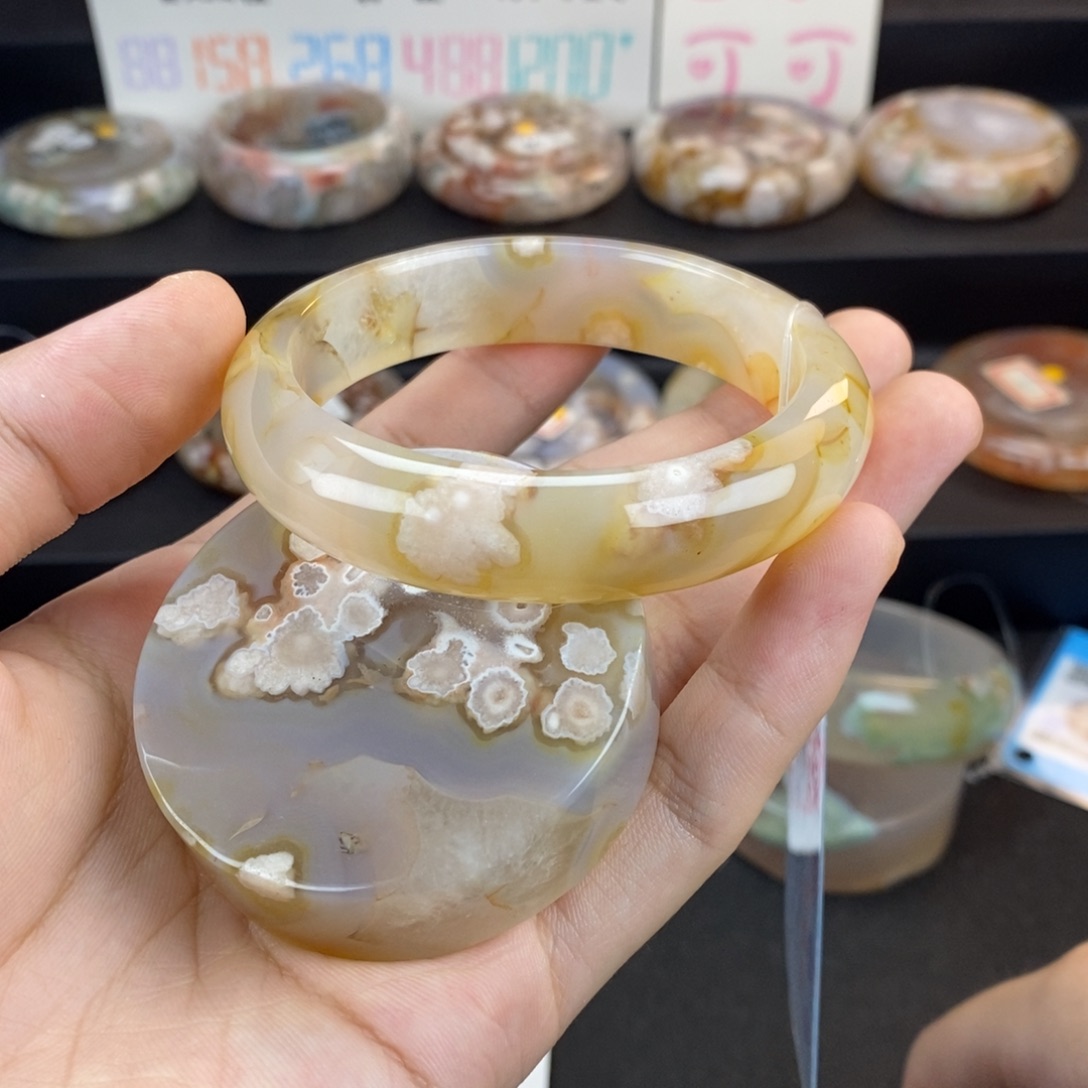 石英质玉手镯未镶嵌