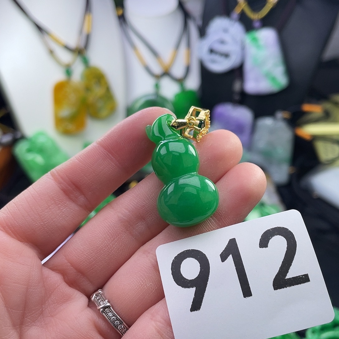 翡翠未镶嵌吊坠(赠链)