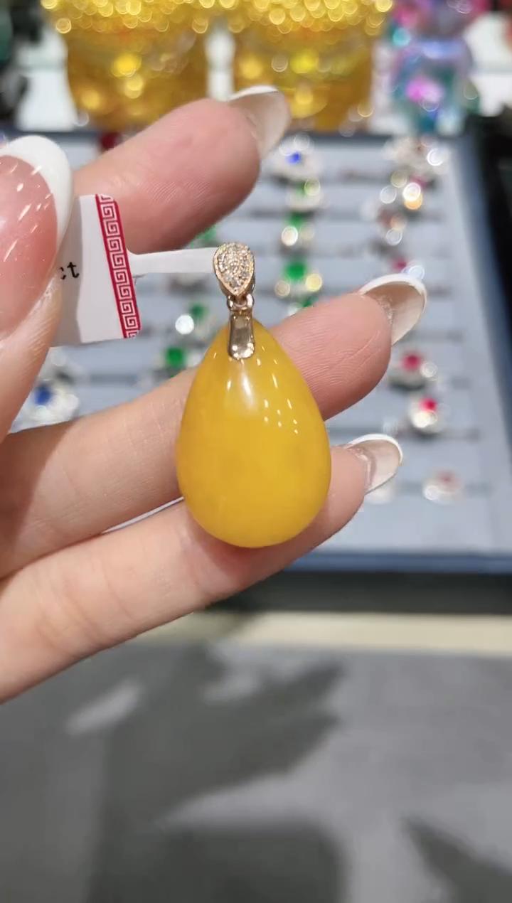 18K金镶嵌蜜蜡吊坠
