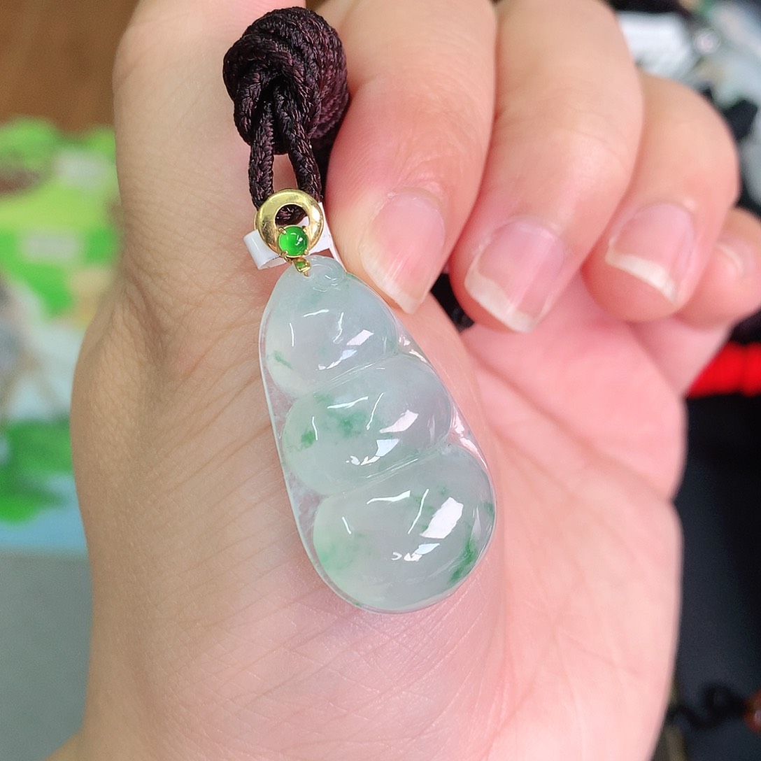 翡翠颈饰18K金镶嵌冰胶飘阳绿大豆子32*18.5*6.5