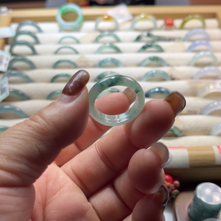 翡翠未镶嵌戒指飘花