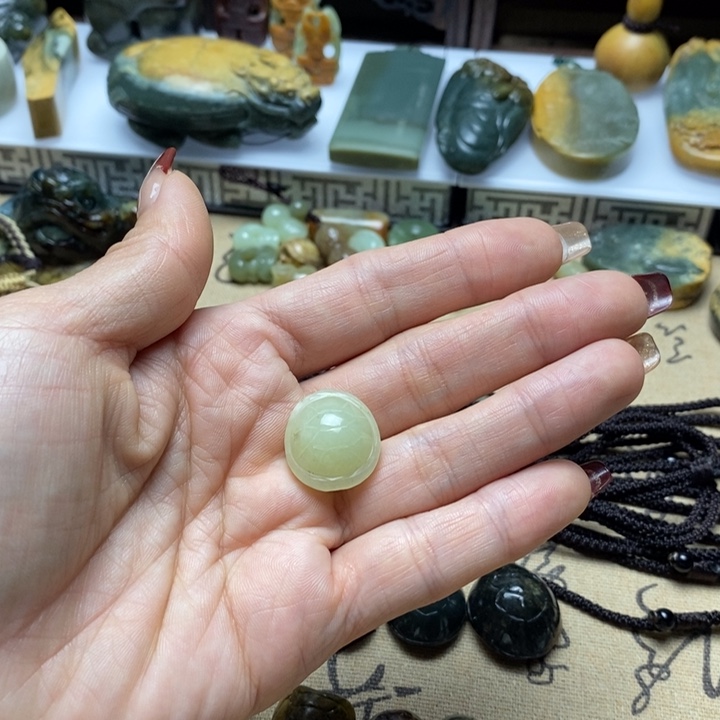 透闪石质玉挂件未镶嵌?****?