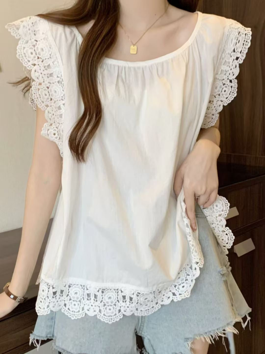 大版宽松花边飞袖黑白上衣（偏远地区不包邮）