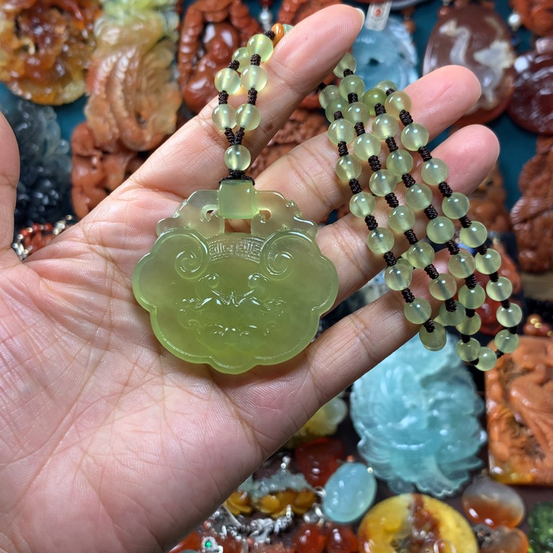 蛇纹石玉挂坠未镶嵌