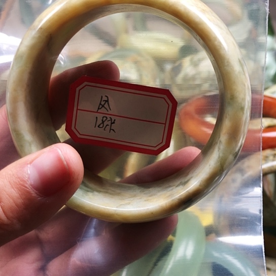 蛇纹石玉手镯未镶嵌?*