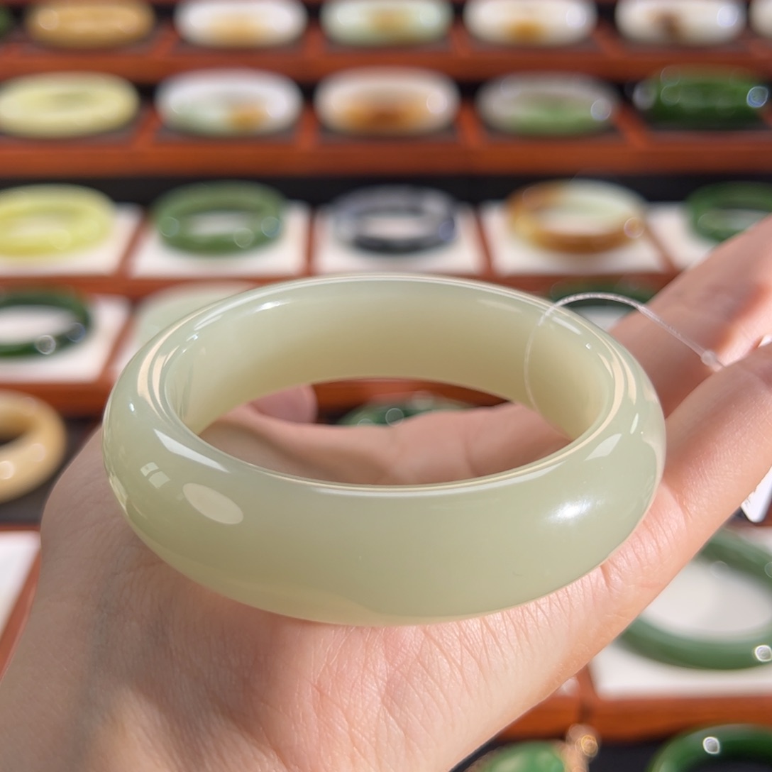 和田玉手镯未镶嵌晴水