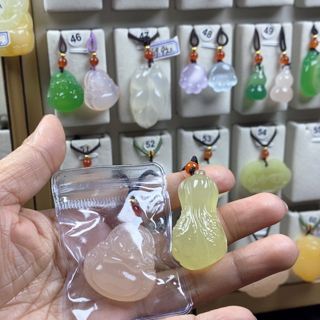 颈饰未镶嵌石英质玉（金丝玉）猫***?