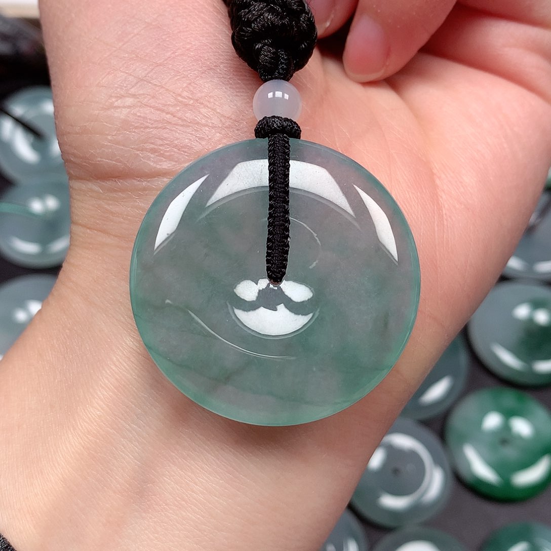 翡翠颈饰未镶嵌大*哥平安扣