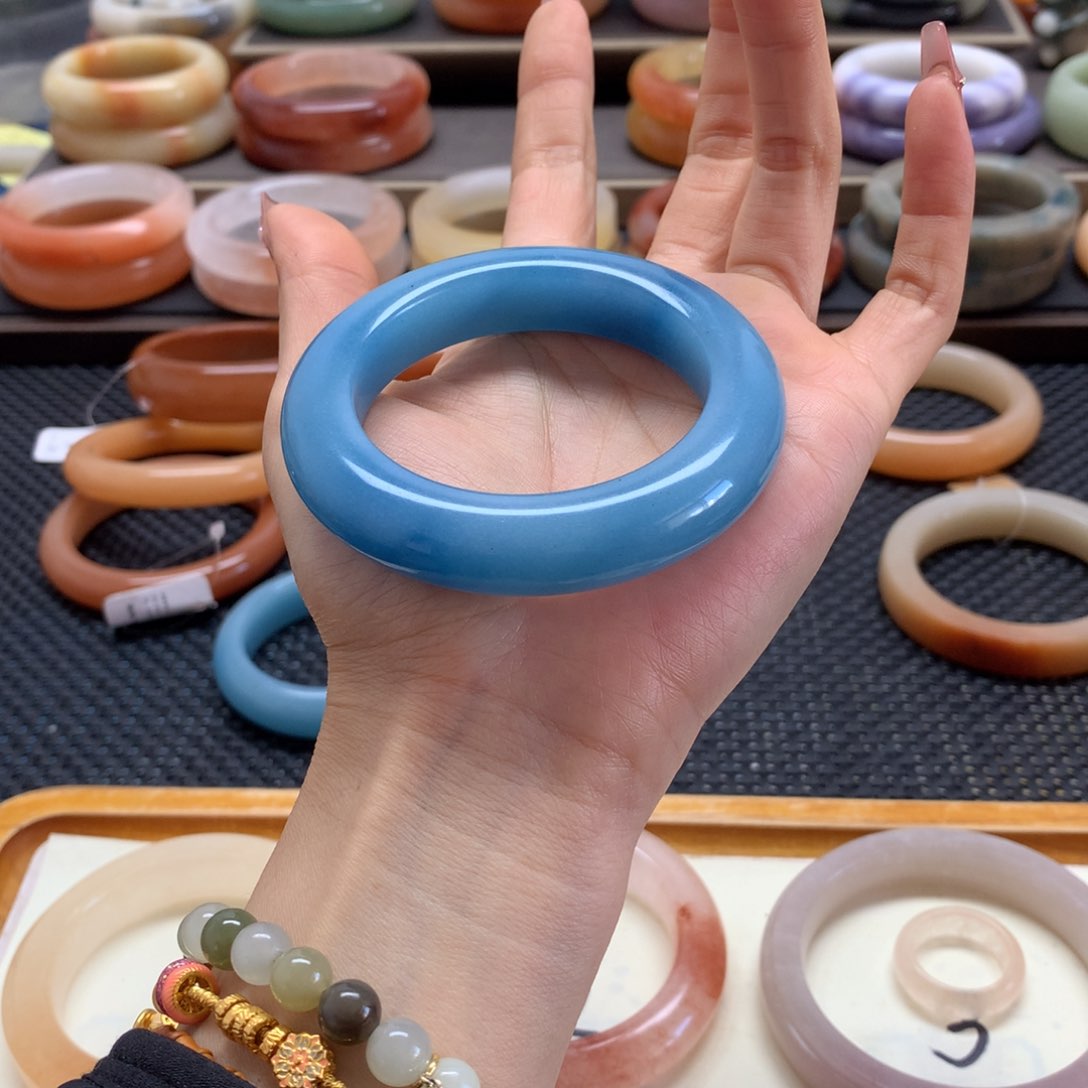 石英质玉手镯未镶嵌奥****?