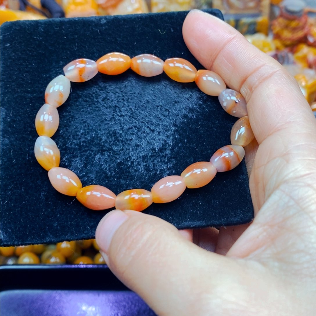 未镶嵌石英质玉（黄龙玉）颈饰