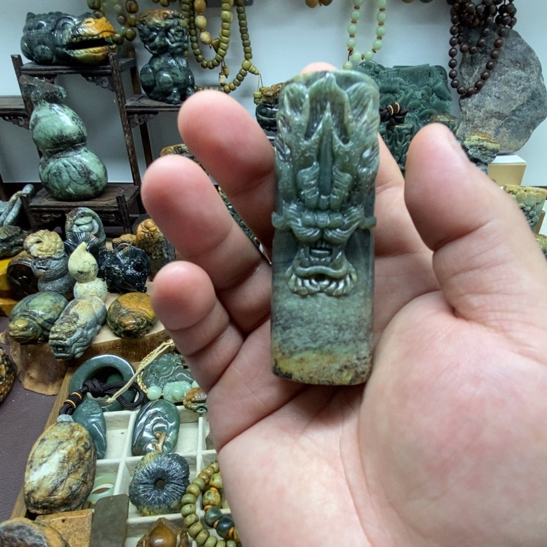 未镶嵌岫岩河磨玉（透闪石质玉）把件