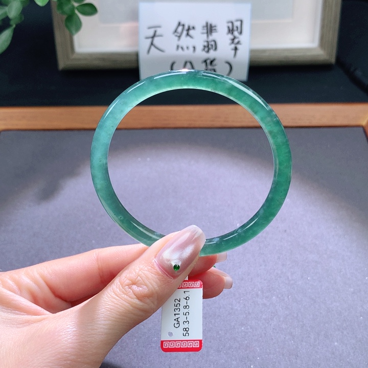 翡翠手镯未镶嵌天然翡翠手镯
