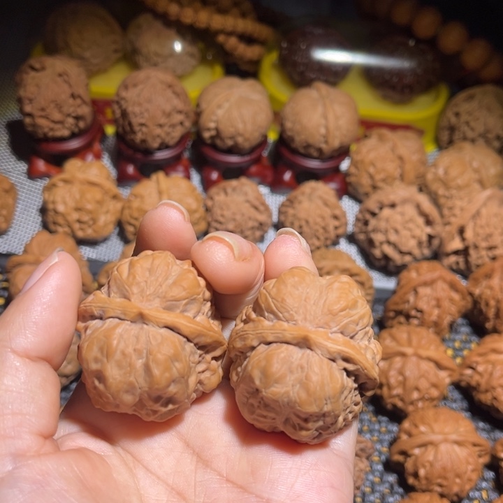 铠***渊大叶紫檀（黑酸枝木类）