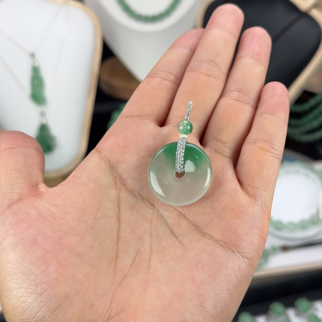 石英质玉（非洲翠）平安扣未镶嵌