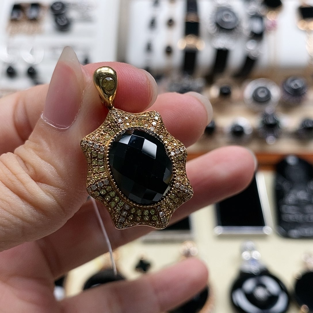 翡翠18K金镶嵌颈饰墨翠