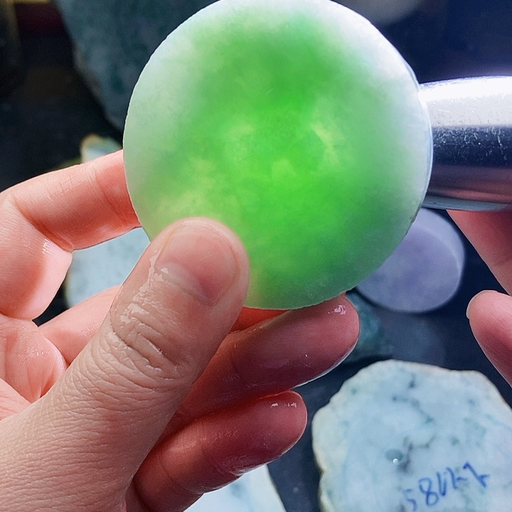 翡翠未镶嵌颈饰毛料7