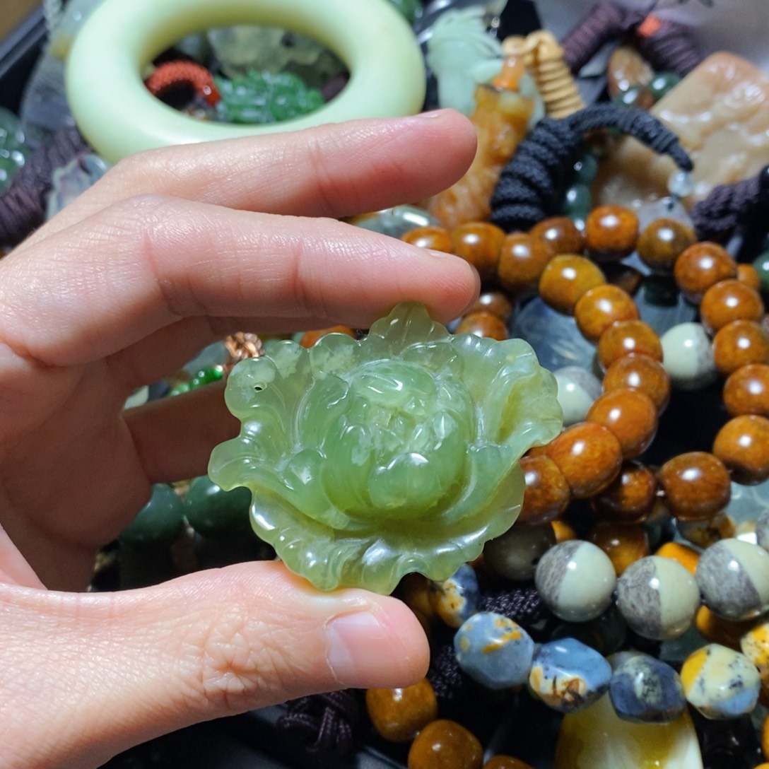 蛇纹石玉未镶嵌颈饰