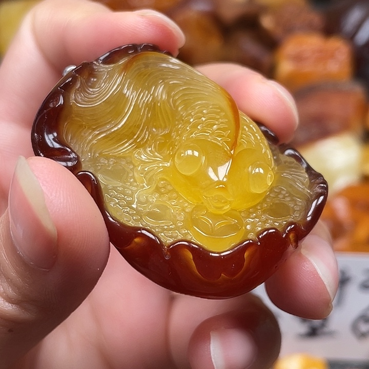 定制琥珀金鱼福在眼前蜜蜡
