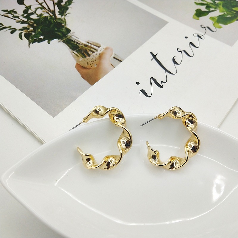 铜合金耳饰 潮人简约金属风金色C字麻花气质百搭韩国设计耳钉耳饰