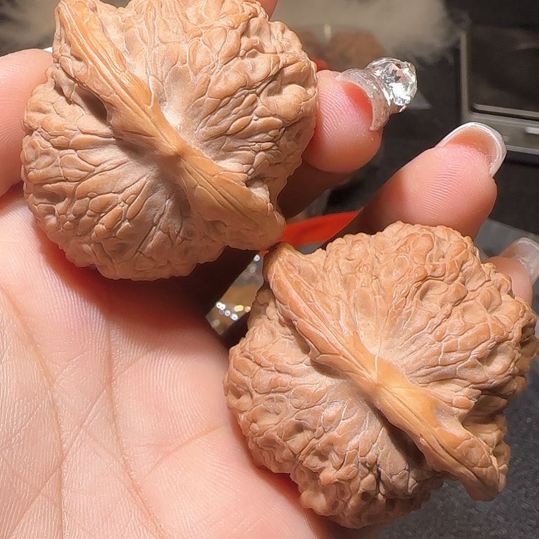 文玩核桃吊坠45血麒麟瑕疵