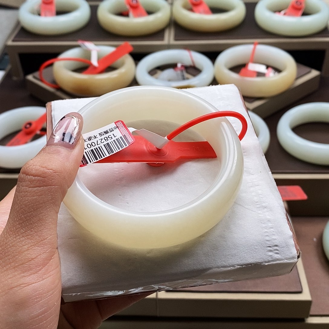 未镶嵌手镯和田玉追**行