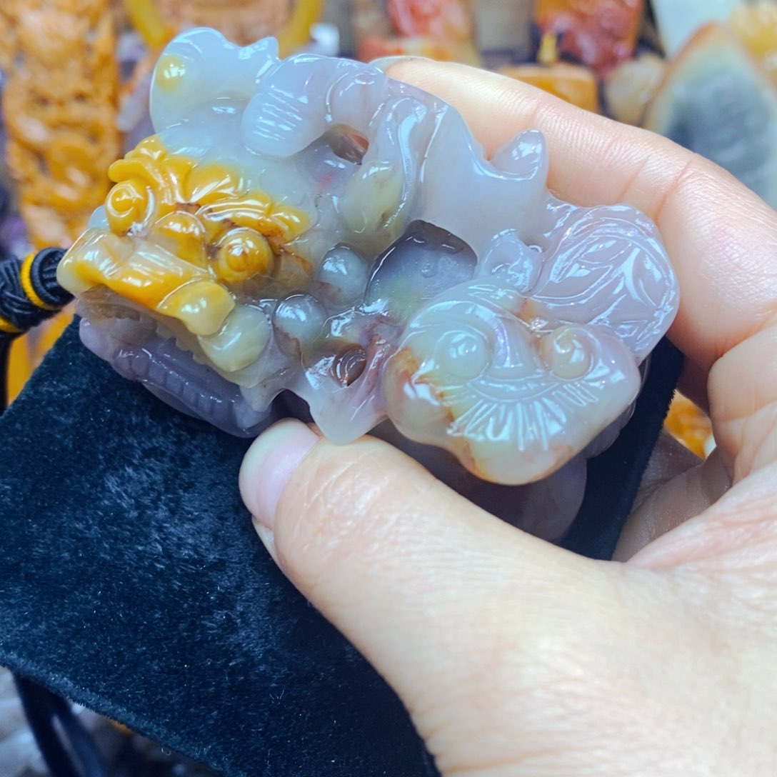 未镶嵌石英质玉（黄龙玉）颈饰