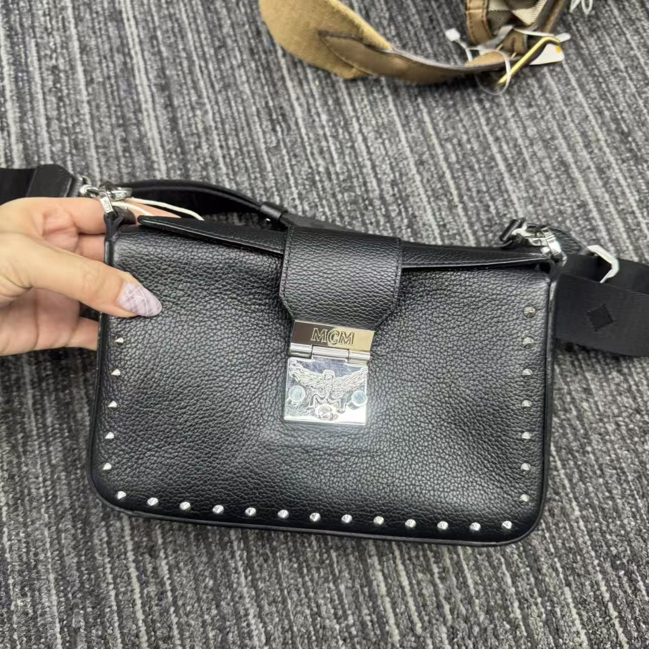 95新 MCM mcm黑色铆钉边03011/二奢包包