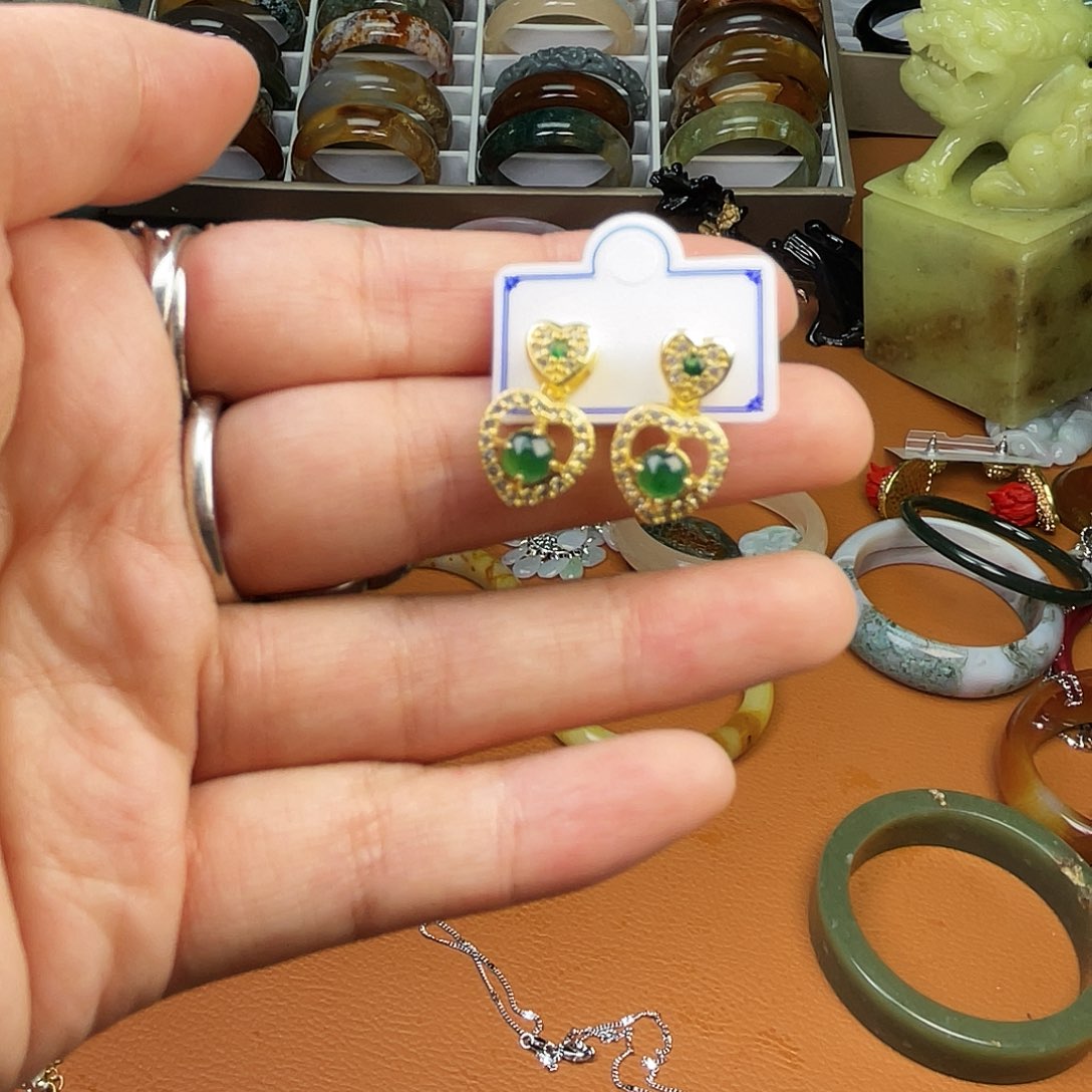 蛇纹石玉颈饰未镶嵌