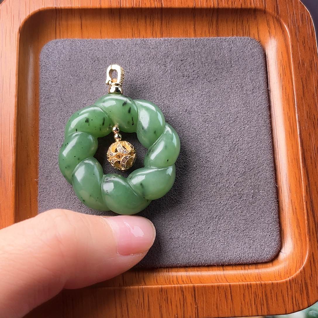 颈饰未镶嵌和田玉齐**
