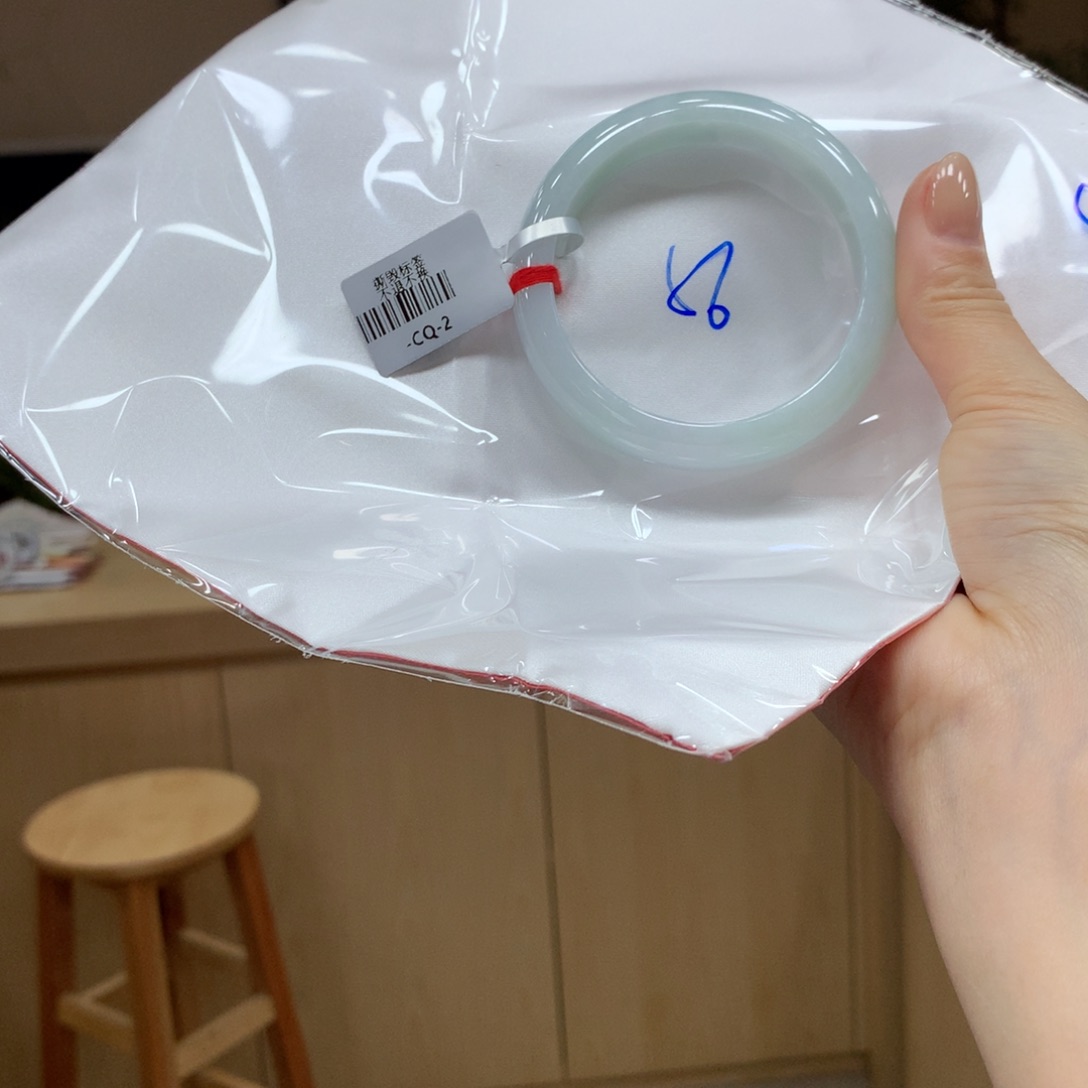 翡翠手镯未镶嵌不退不换
