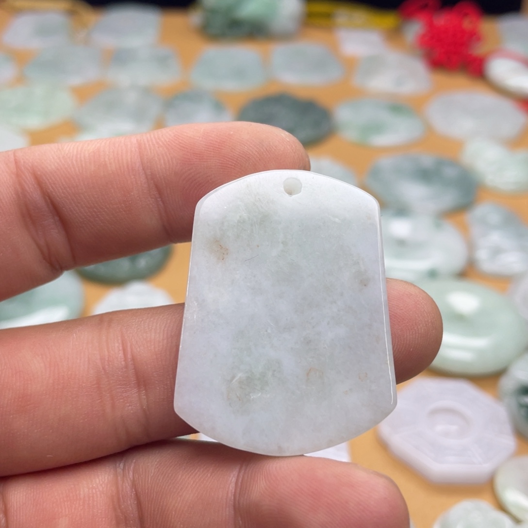 翡翠未镶嵌颈饰无事牌