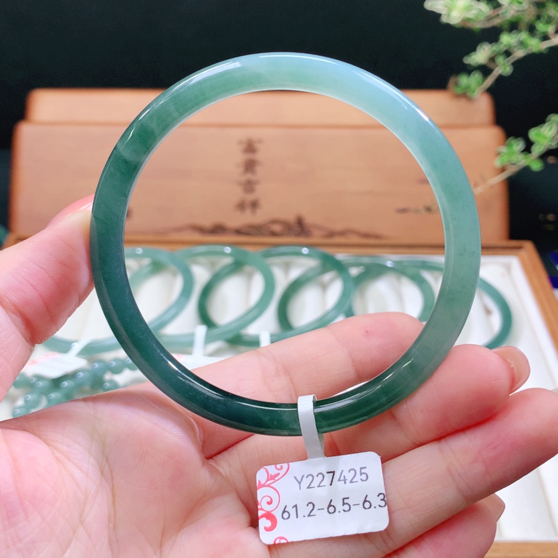 翡翠手镯未镶嵌天然