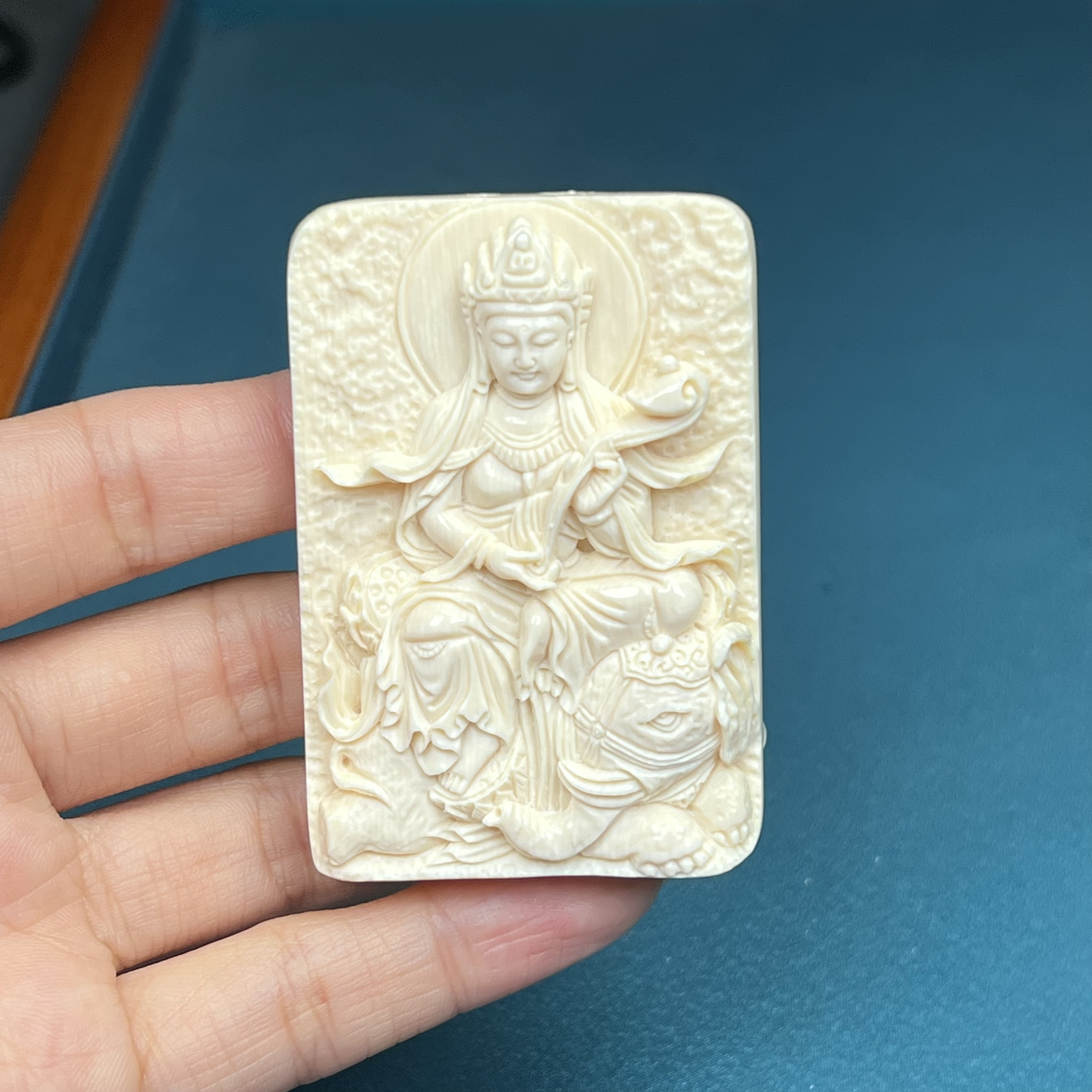 K9739【北京大师-青松】天然猛犸牙雕刻普贤菩萨42x61x13mm 40.8克