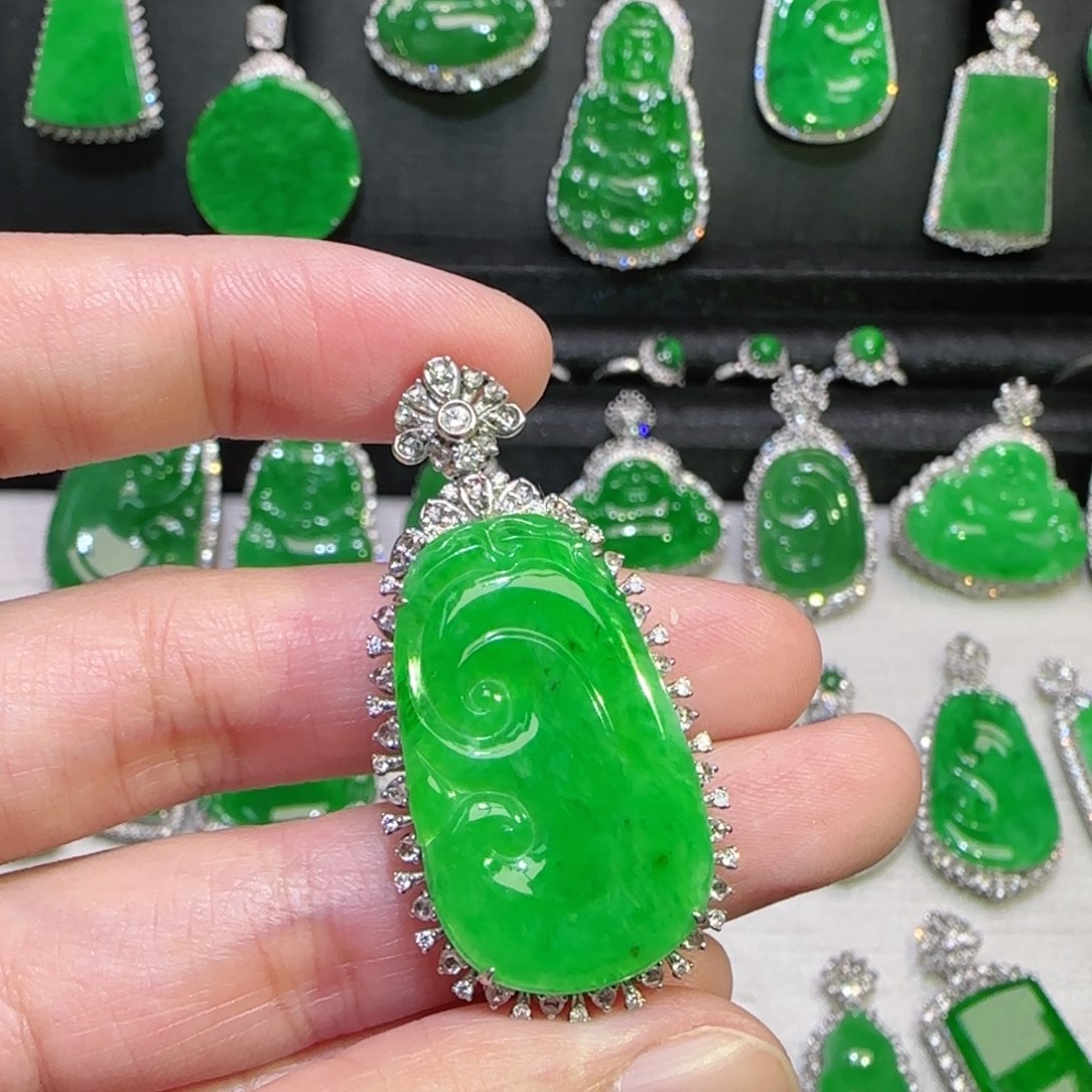 翡翠18K金镶嵌颈饰