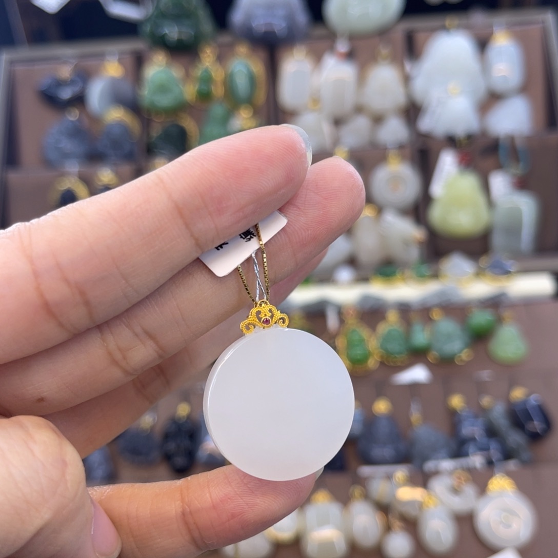 和田玉吊坠18K金镶嵌