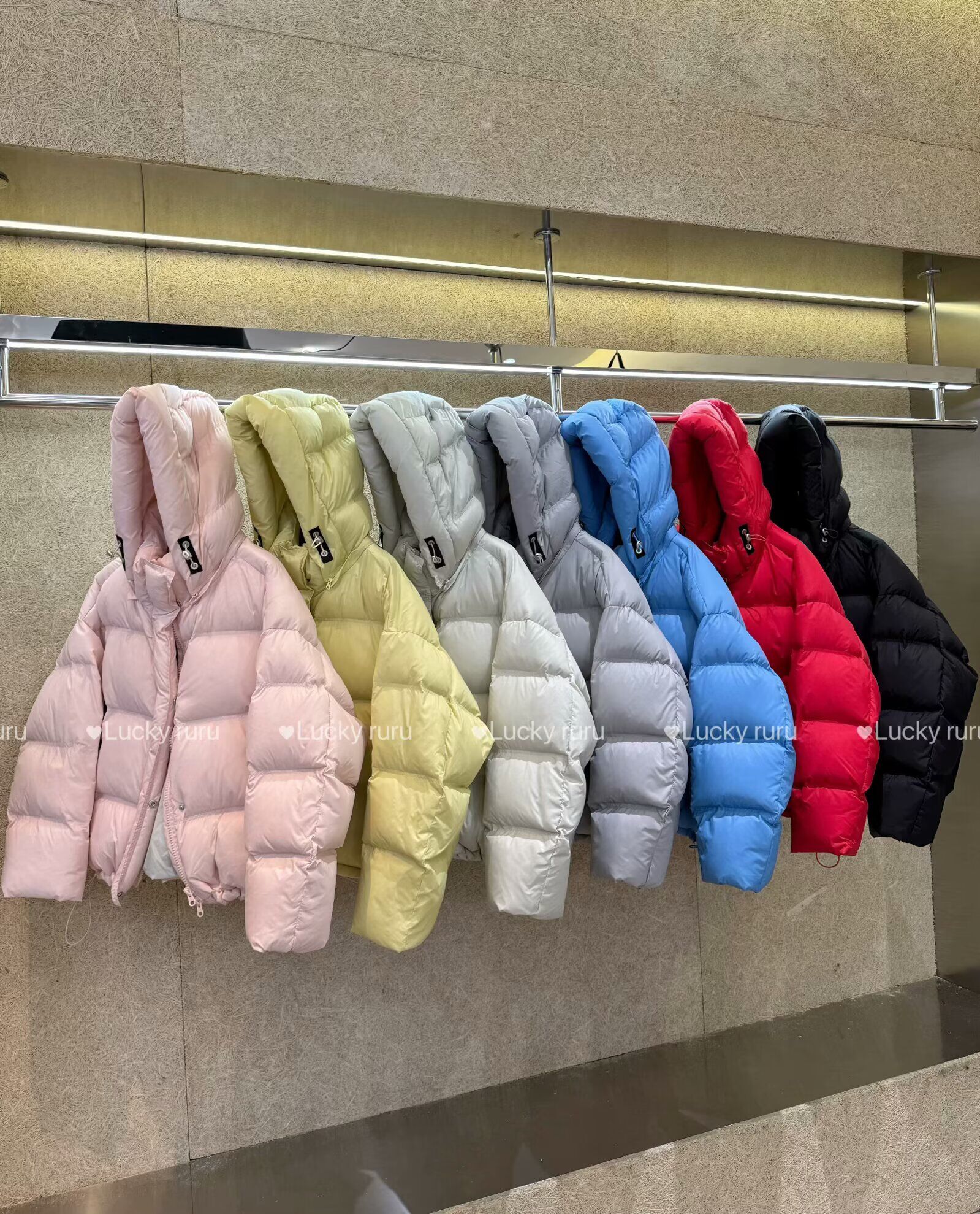 2025年新款连帽撞色设计感羽绒服女短款泡芙加厚面包服外套
